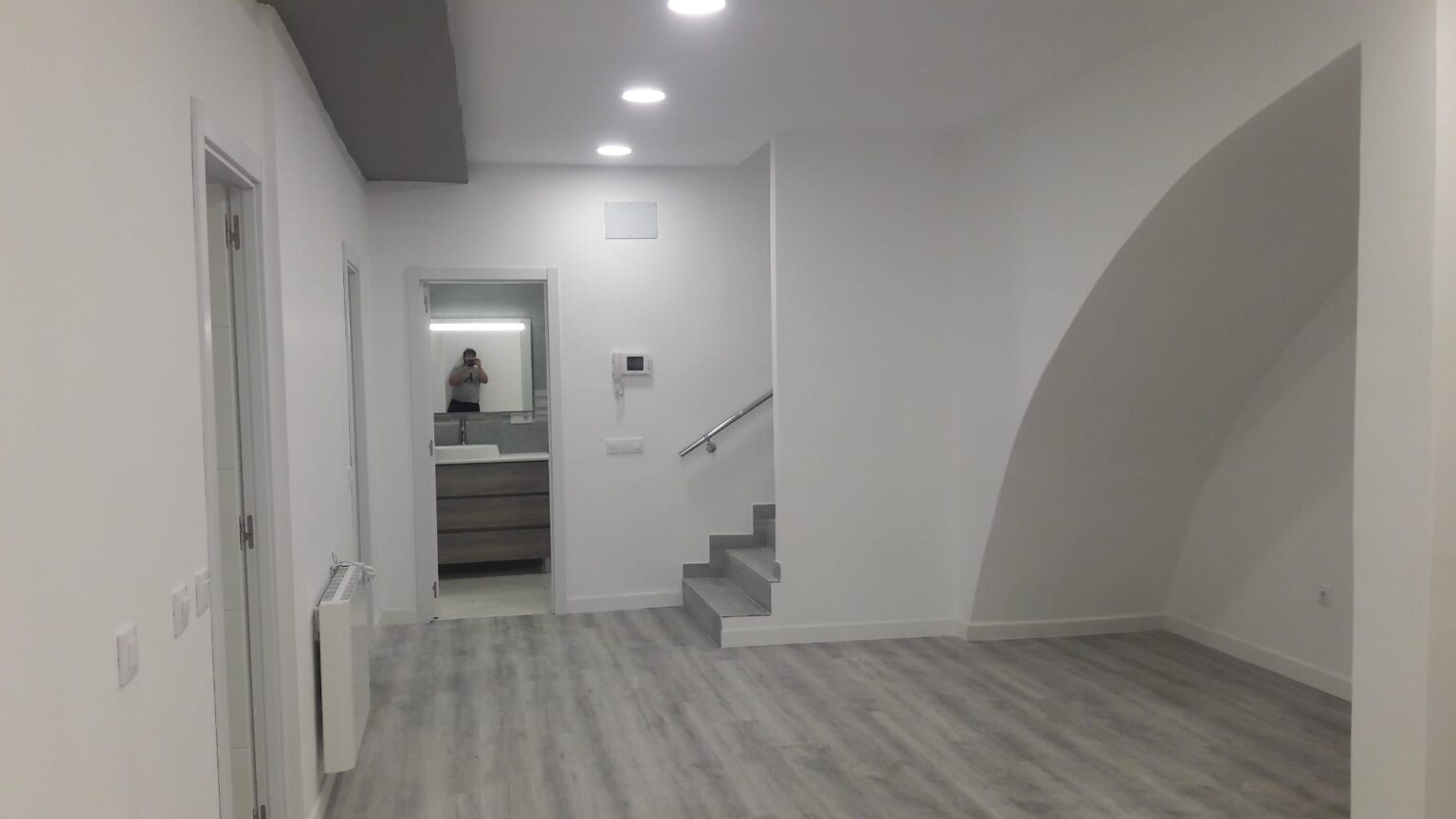 detalle de puertas y armarios empotrados instalados tras una reforma integral.